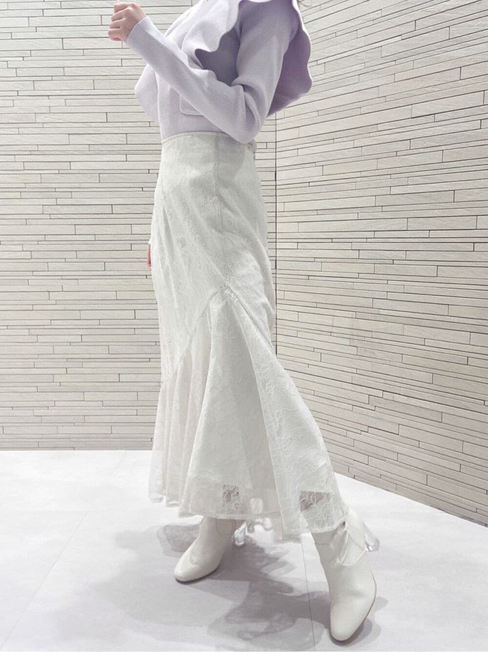 ホワイト系のスカート、パープル系のニット/セーターを着用したレディースの冬コーディネートの5枚目の写真