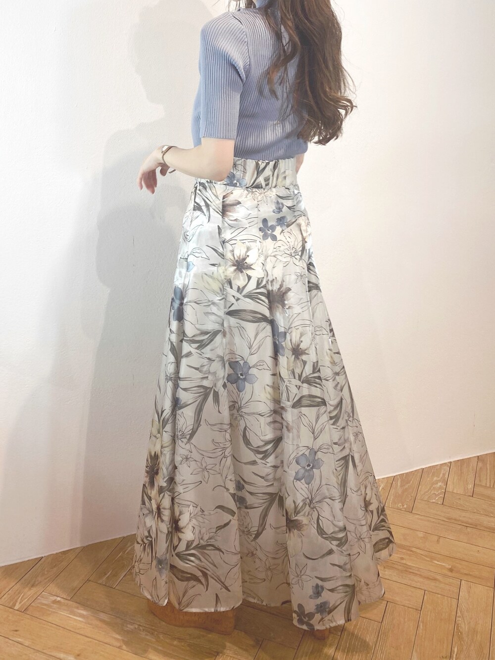 ホワイト系のサンダル、ブルー系のボストンバッグ、グリーン系のスカートを着用したレディースの春コーディネートの3枚目の写真