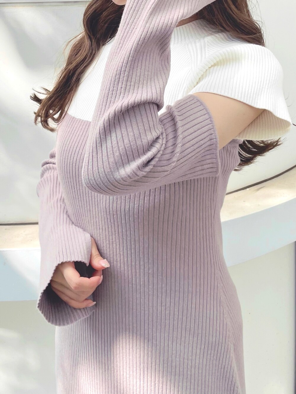 ベージュ系のワンピース、ブラック系のブーツを着用したレディースの秋コーディネートの4枚目の写真