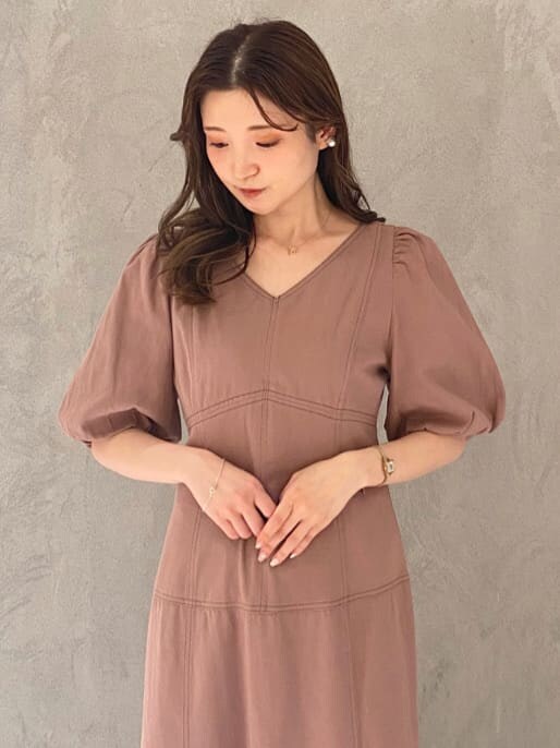 ブラック系のサンダル、ピンク系のワンピース、ブラック系のサンダルを着用したレディースの夏コーディネートの5枚目の写真