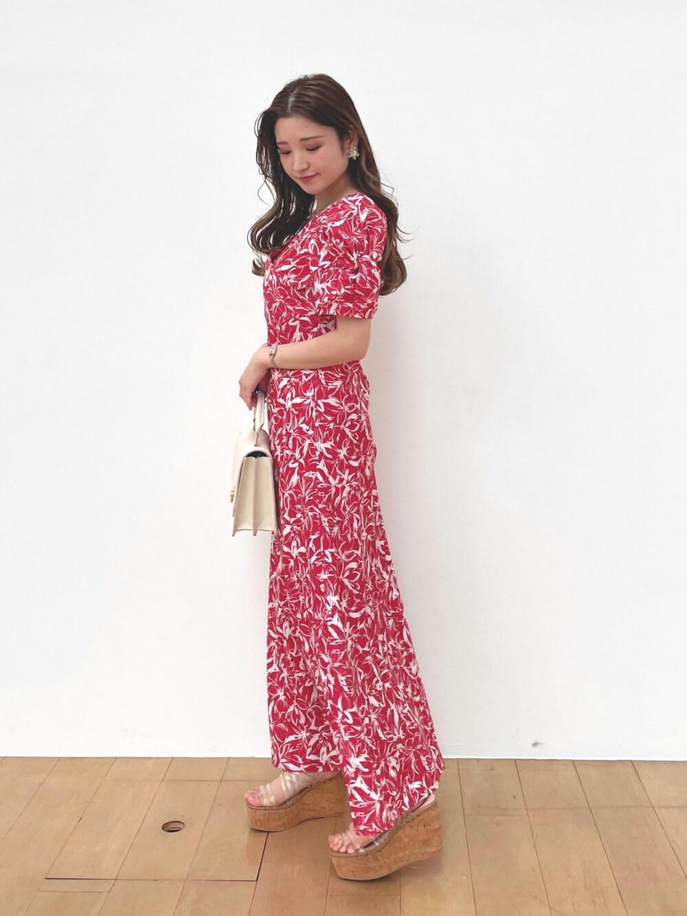 その他のサンダル、ホワイト系のハンドバッグ、レッド系のワンピースを着用したレディースの夏コーディネートの2枚目の写真