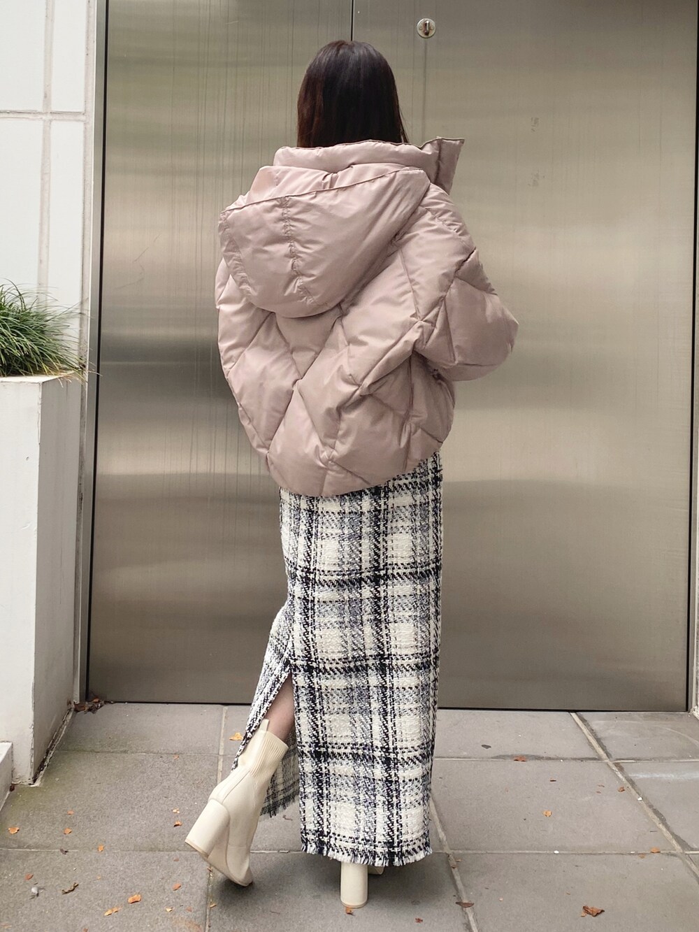 ホワイト系のブーツ、ホワイト系のスカート、ベージュ系のダウンジャケット/コートを着用したレディースの秋コーディネートの7枚目の写真