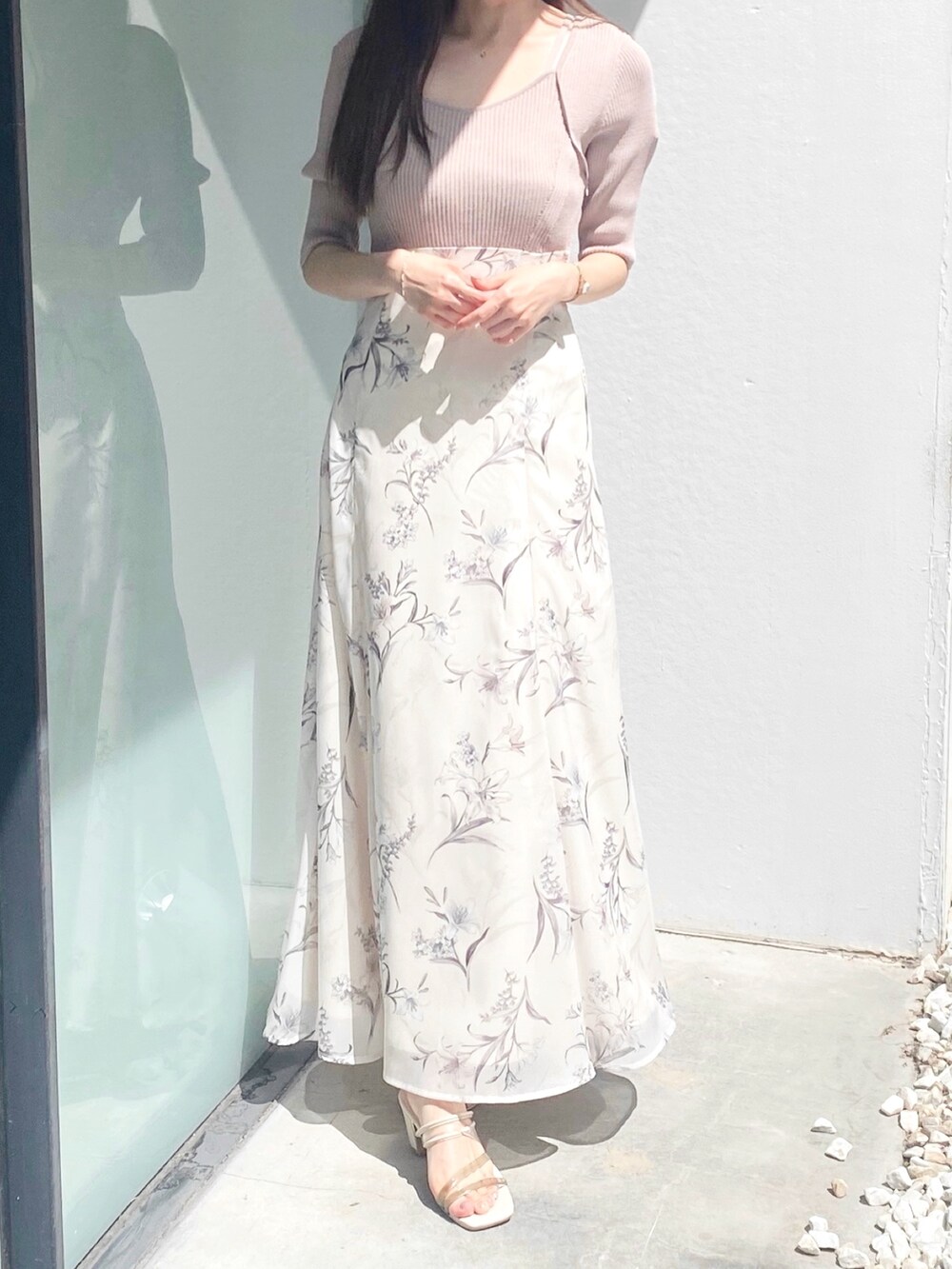 ベージュ系のワンピース、ホワイト系のサンダルを着用したレディースの夏コーディネートの2枚目の写真