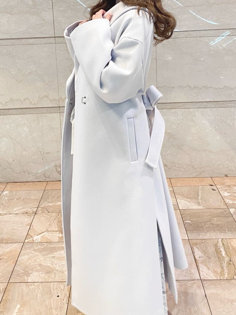 パープル系のステンカラーコートを着用したレディースの冬コーディネートの4枚目の写真