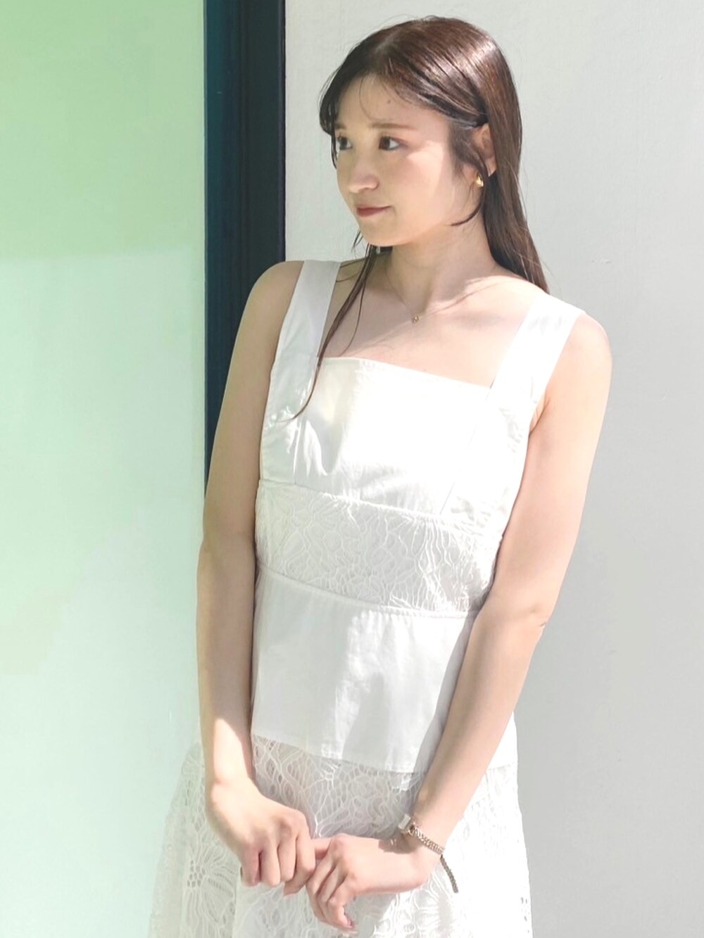 その他のサンダル、ホワイト系のワンピース、ベージュ系のカーディガン/ボレロを着用したレディースの夏コーディネートの4枚目の写真