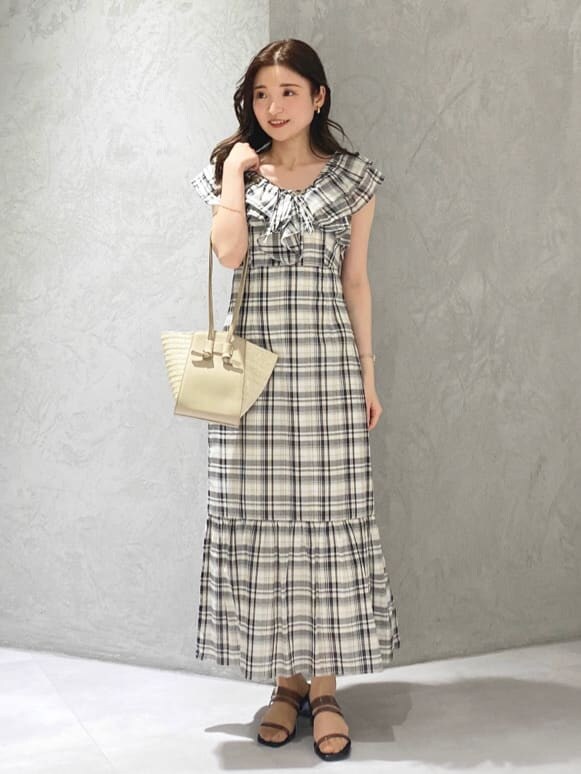 その他のワンピース、ブラック系のサンダル、ベージュ系のトートバッグを着用したレディースの春コーディネートの2枚目の写真