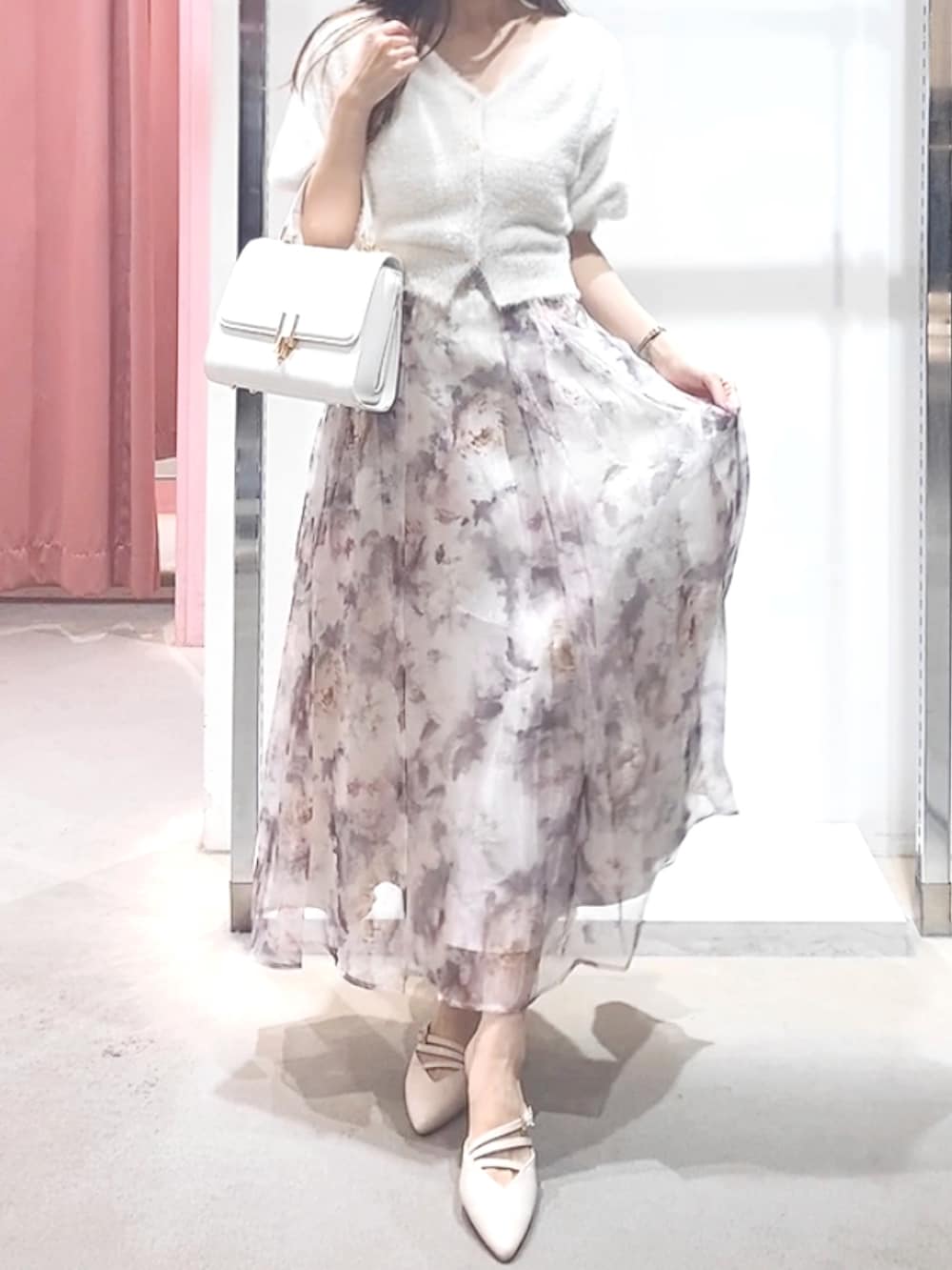 ベージュ系のパンプス、ホワイト系のハンドバッグ、ホワイト系のカーディガン/ボレロを着用したレディースの夏コーディネートの3枚目の写真