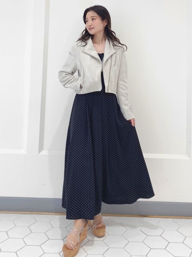 グレー系のテーラードジャケットを着用したレディースの春コーディネートの3枚目の写真