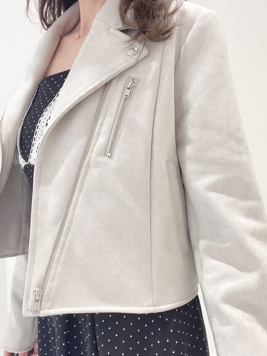 グレー系のテーラードジャケットを着用したレディースの春コーディネートの6枚目の写真