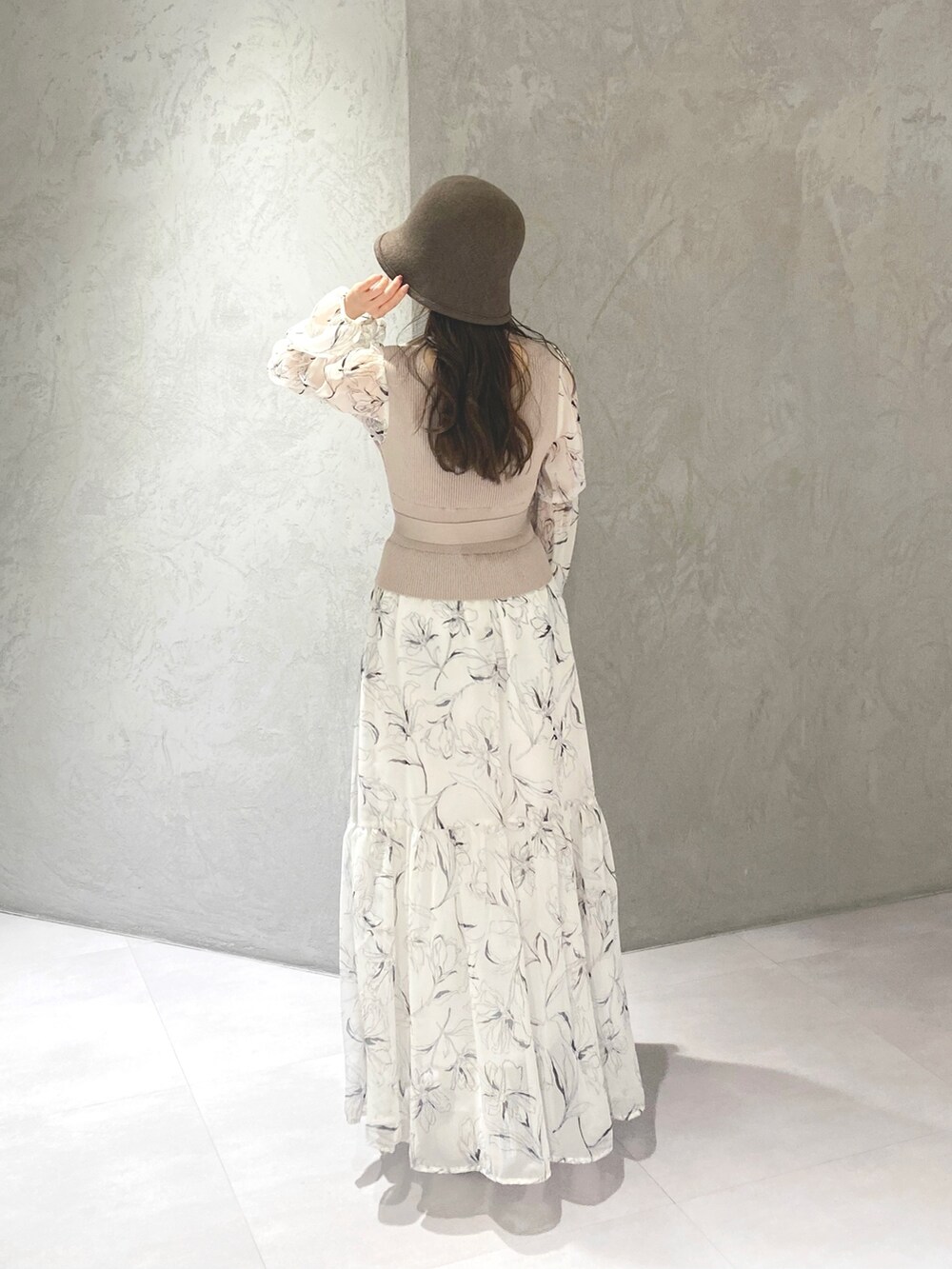 ホワイト系のワンピース、ベージュ系のハンドバッグ、ホワイト系のブーツを着用したレディースの冬コーディネートの10枚目の写真