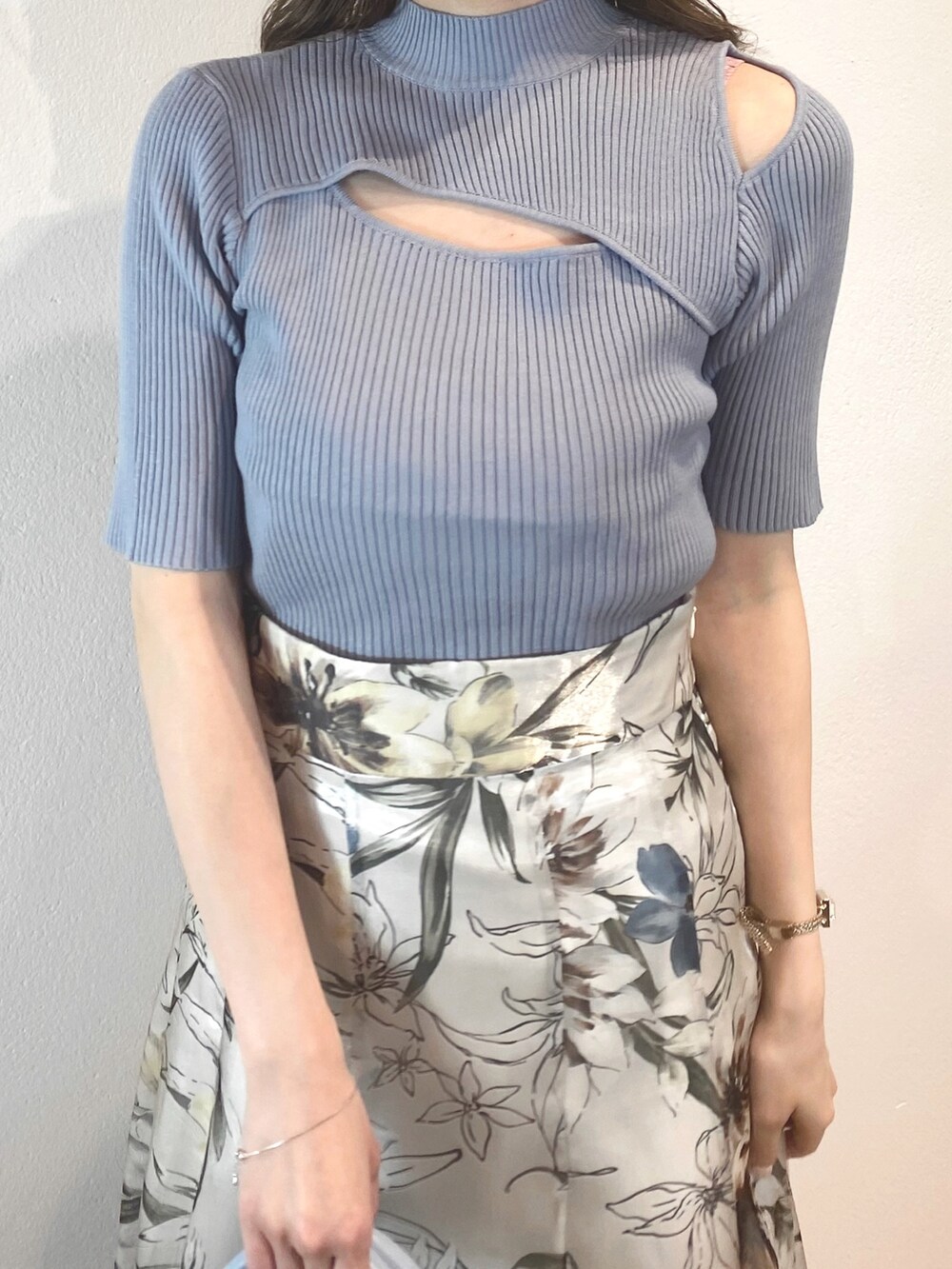 ホワイト系のサンダル、ブルー系のボストンバッグ、グリーン系のスカートを着用したレディースの春コーディネートの5枚目の写真