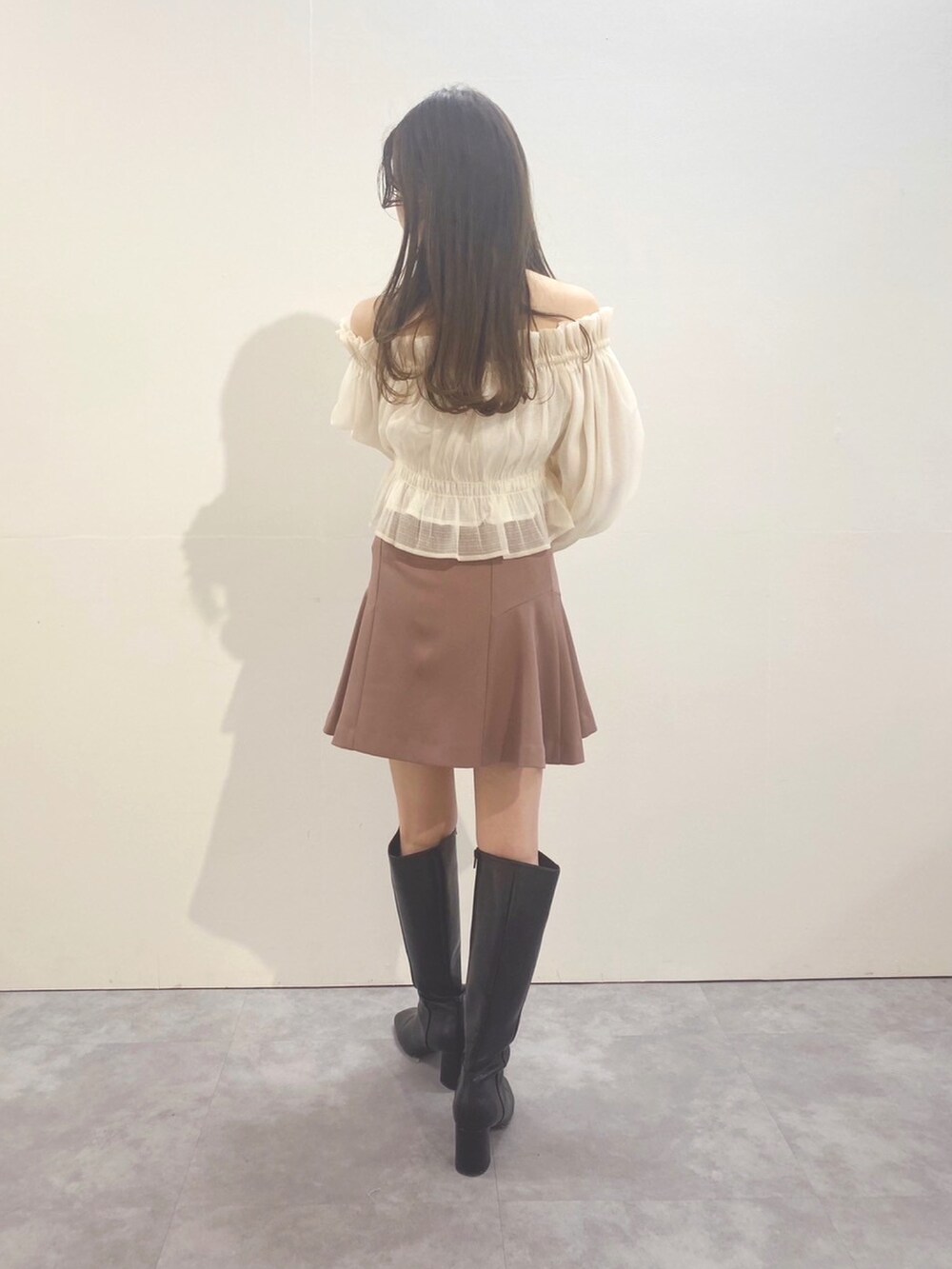 ブラウン系のその他パンツ、ホワイト系のシャツ/ブラウス、ブラック系のブーツを着用したレディースの冬コーディネートの7枚目の写真