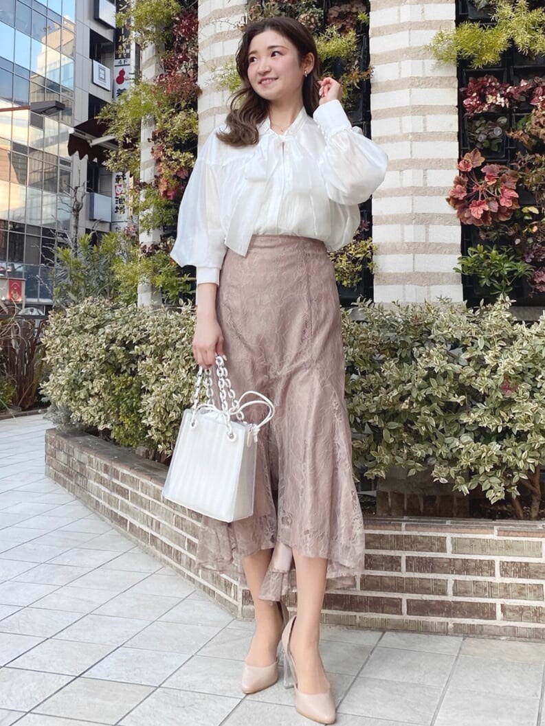 ホワイト系のシャツ/ブラウス、ブラウン系のスカートを着用したレディースの冬コーディネートの2枚目の写真