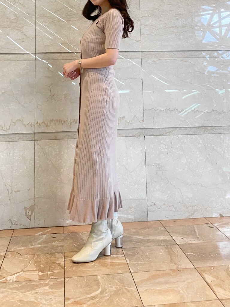 ホワイト系のブーツ、ベージュ系のワンピースを着用したレディースの冬コーディネートの2枚目の写真