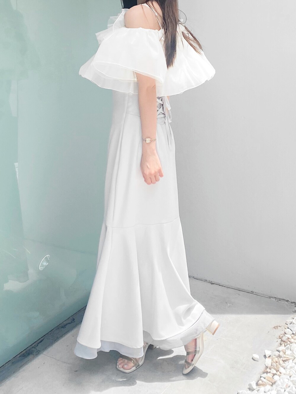 ホワイト系のサンダル、グレー系のスカート、ホワイト系のシャツ/ブラウスを着用したレディースの夏コーディネートの4枚目の写真