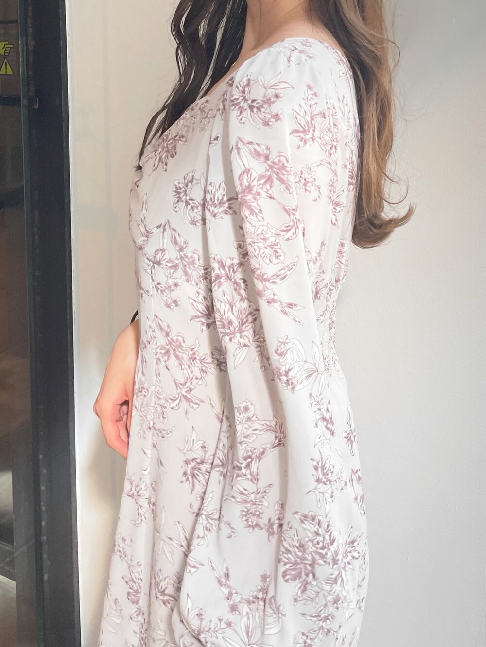 ブラック系のブーツ、ピンク系のワンピースを着用したレディースの秋コーディネートの4枚目の写真