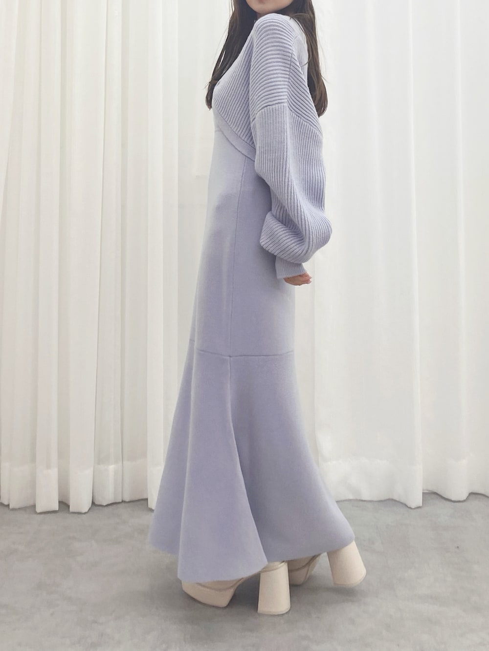 ホワイト系のブーツ、ブルー系のワンピースを着用したレディースの秋コーディネートの4枚目の写真