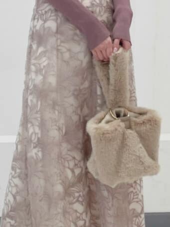 ブラウン系のニット/セーター、ベージュ系のハンドバッグ、ピンク系のスカートを着用したレディースの秋コーディネートの9枚目の写真