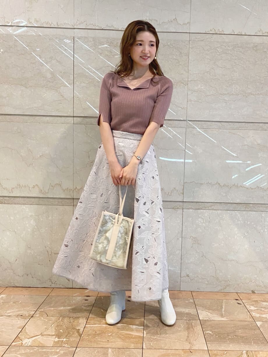 ホワイト系のその他シューズ、ベージュ系のハンドバッグ、ピンク系のニット/セーターを着用したレディースの夏コーディネートの8枚目の写真