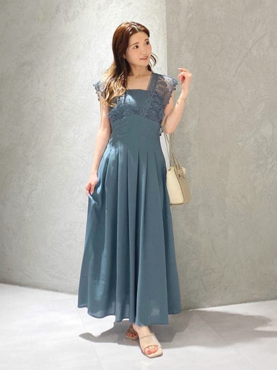 ブルー系のワンピース、ベージュ系のサンダルを着用したレディースの春コーディネートの3枚目の写真