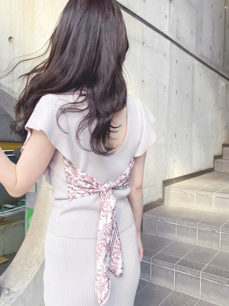 ピンク系のワンピース、ホワイト系のサンダルを着用したレディースの春コーディネートの3枚目の写真