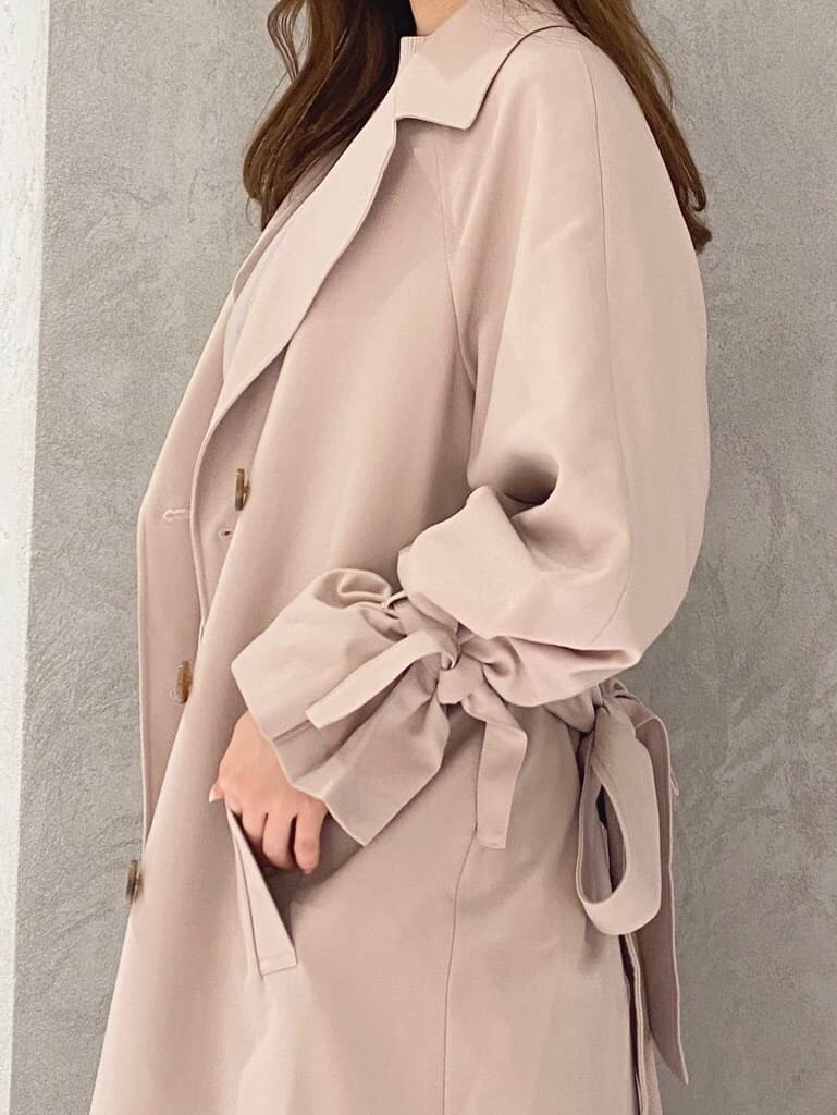 ピンク系のトレンチコートを着用したレディースの冬コーディネートの4枚目の写真