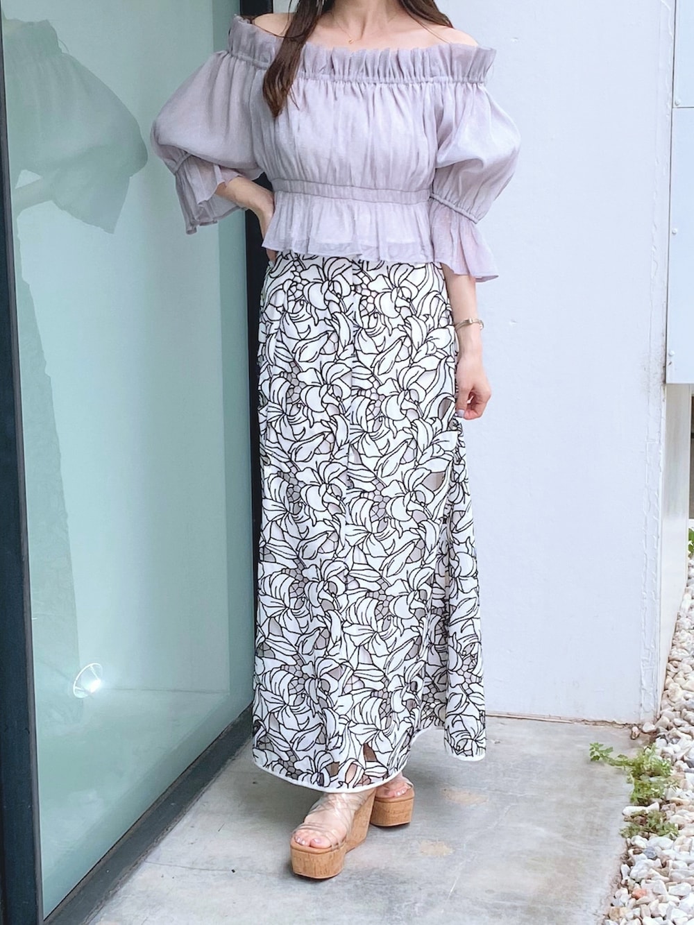 その他のサンダル、パープル系のシャツ/ブラウス、ホワイト系のスカートを着用したレディースの夏コーディネートの2枚目の写真