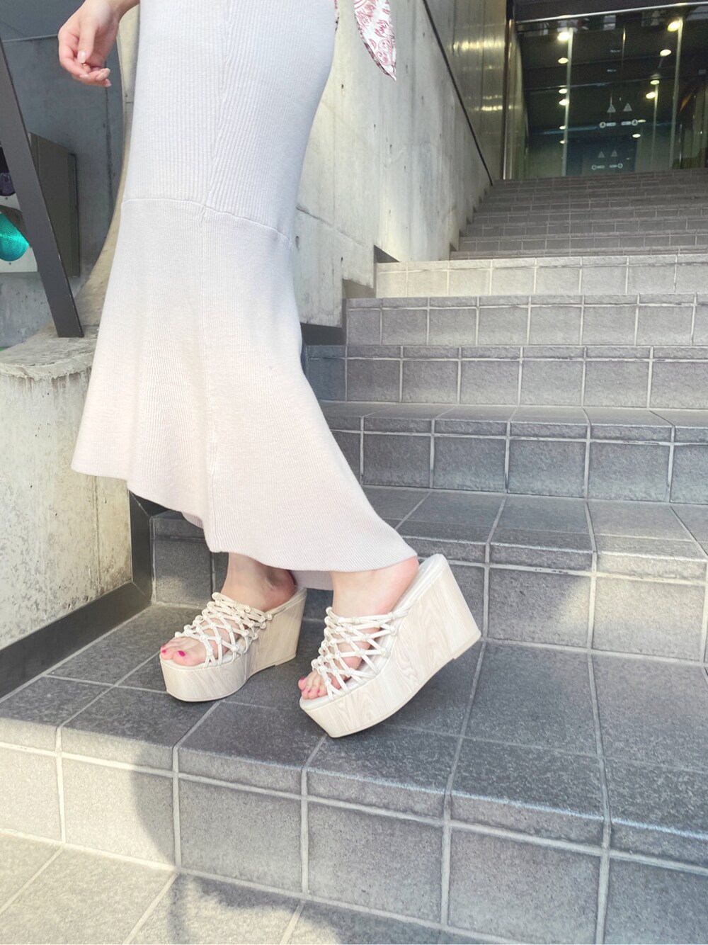 ピンク系のワンピース、ホワイト系のサンダルを着用したレディースの春コーディネートの4枚目の写真