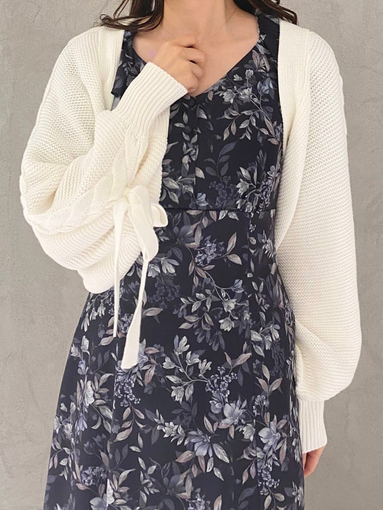 ホワイト系のブーツ、ホワイト系のハンドバッグ、ホワイト系のカーディガン/ボレロを着用したレディースの夏コーディネートの6枚目の写真