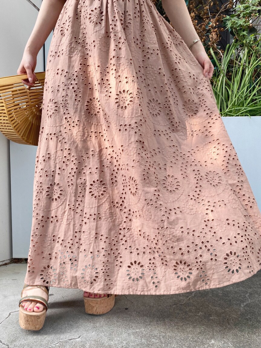 グリーン系のサンダル、ベージュ系のワンピースを着用したレディースの夏コーディネートの4枚目の写真