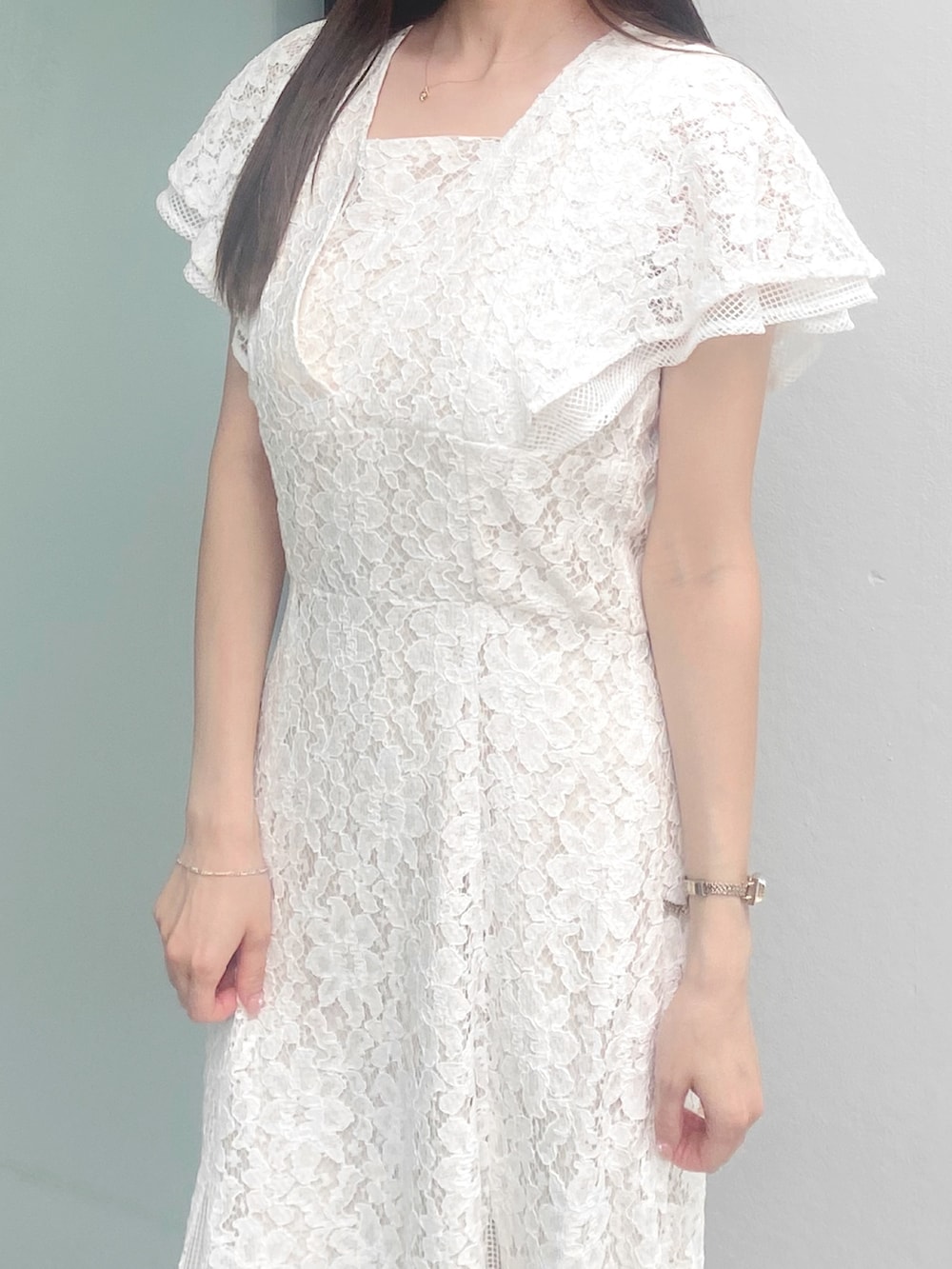 ホワイト系のサンダル、ホワイト系のドレスを着用したレディースの夏コーディネートの5枚目の写真