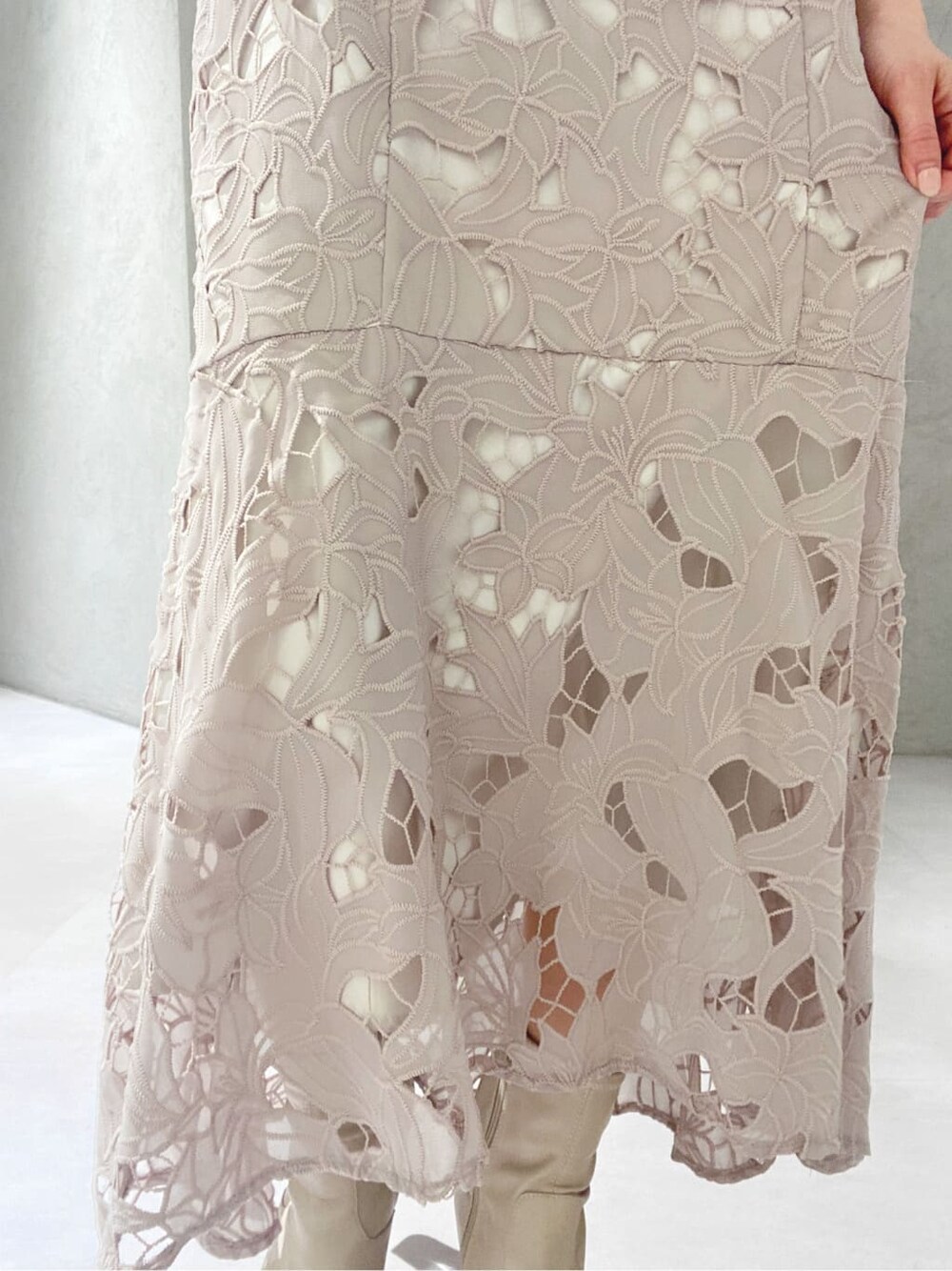 ベージュ系のその他シューズ、ベージュ系のワンピースを着用したレディースの春コーディネートの6枚目の写真