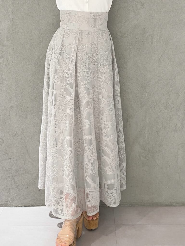 ホワイト系のスカート、ホワイト系のカーディガン/ボレロを着用したレディースの夏コーディネートの7枚目の写真