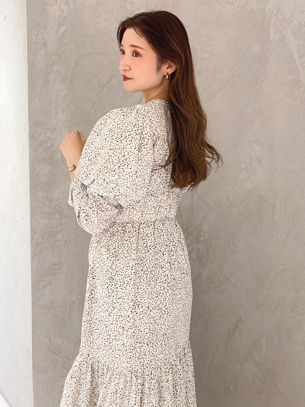 ホワイト系のワンピース、ホワイト系のブーツ、ブラウン系のハンドバッグを着用したレディースの冬コーディネートの6枚目の写真