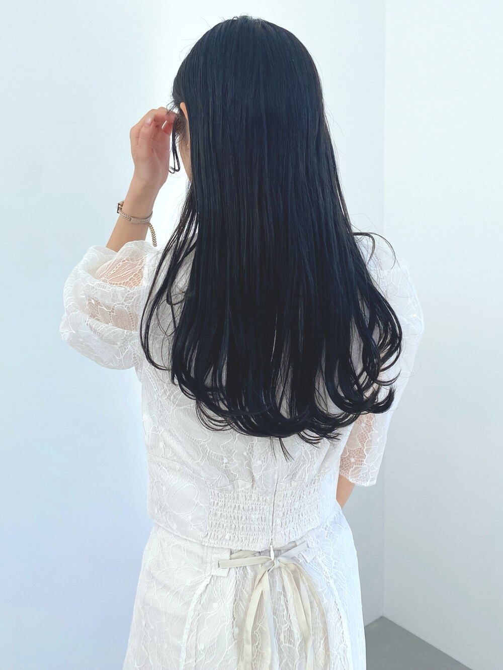 ホワイト系のスカート、パープル系のシャツ/ブラウス、ホワイト系のサンダルを着用したレディースの冬コーディネートの4枚目の写真