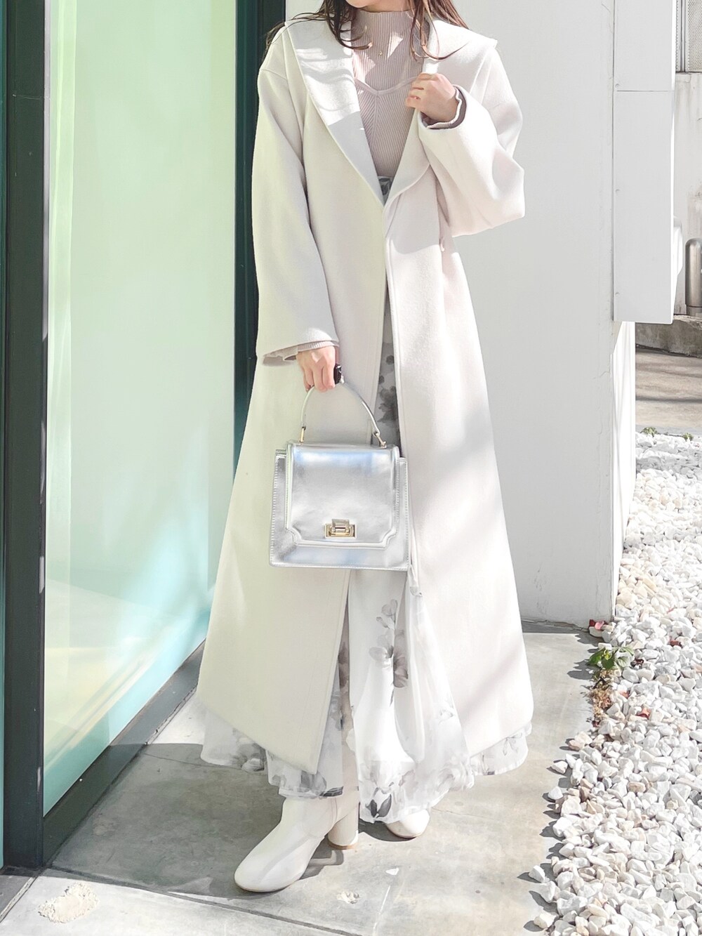 「マーキュリーデュオ(MERCURYDUO)、マーキュリーデュオ、冬コーデ、お出かけコーデ、大人かわいい、冬ファッション、淡色コーデ、着回しコーデ、コート、ロングコート、花柄ワンピース、オトナ女子、デニムコーデ」｜「MERCURYDUOのフラワードッキングロングスリーブワンピース（ワンピース、ベージュ系）」を使った、nayuuさん（レディース・150cm）の冬コーディネートの3枚目の写真