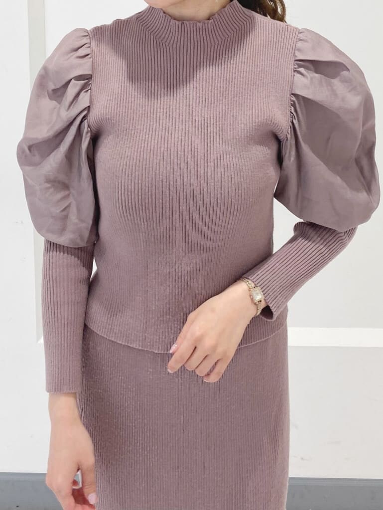 ホワイト系の福袋/福箱を着用したレディースの秋コーディネートの9枚目の写真