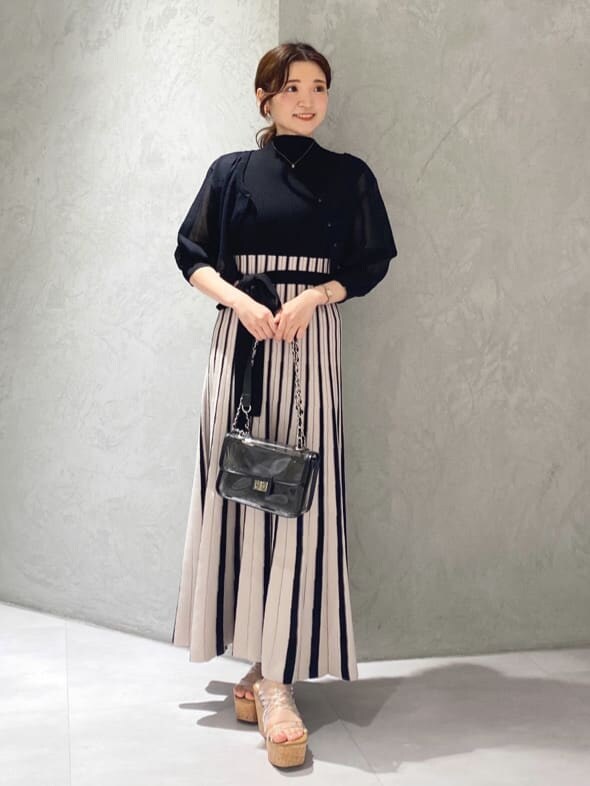 その他のサンダル、ブラック系のワンピース、ブラック系のカーディガン/ボレロを着用したレディースの夏コーディネートの3枚目の写真