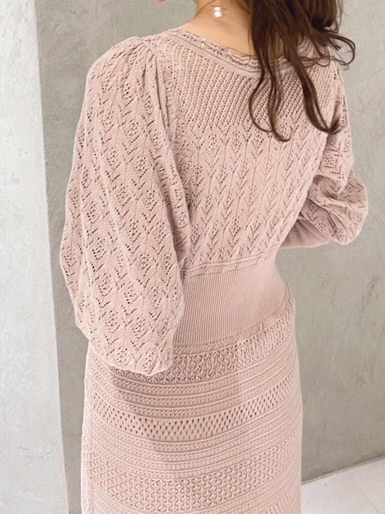 ブラウン系のその他シューズ、ピンク系のワンピースを着用したレディースの秋コーディネートの5枚目の写真