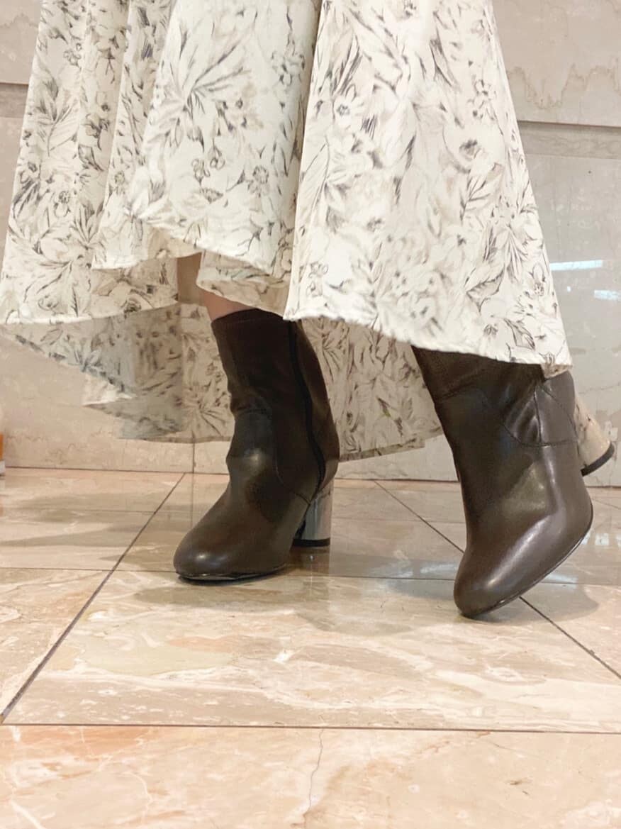 ブラウン系のその他シューズ、ホワイト系のワンピースを着用したレディースの秋コーディネートの7枚目の写真