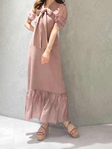 ベージュ系のサンダル、ピンク系のワンピースを着用したレディースの夏コーディネートの4枚目の写真