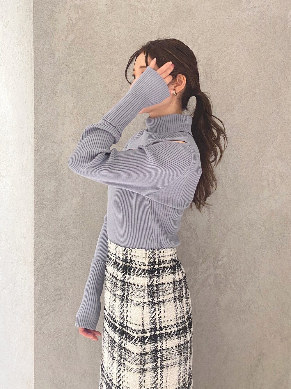 ホワイト系のブーツ、ホワイト系のスカート、ブルー系のニット/セーターを着用したレディースの冬コーディネートの5枚目の写真