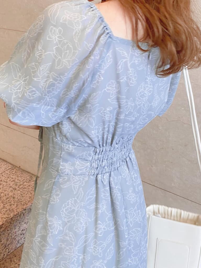 ホワイト系のサンダル、グリーン系のワンピース、ホワイト系のハンドバッグを着用したレディースの夏コーディネートの3枚目の写真