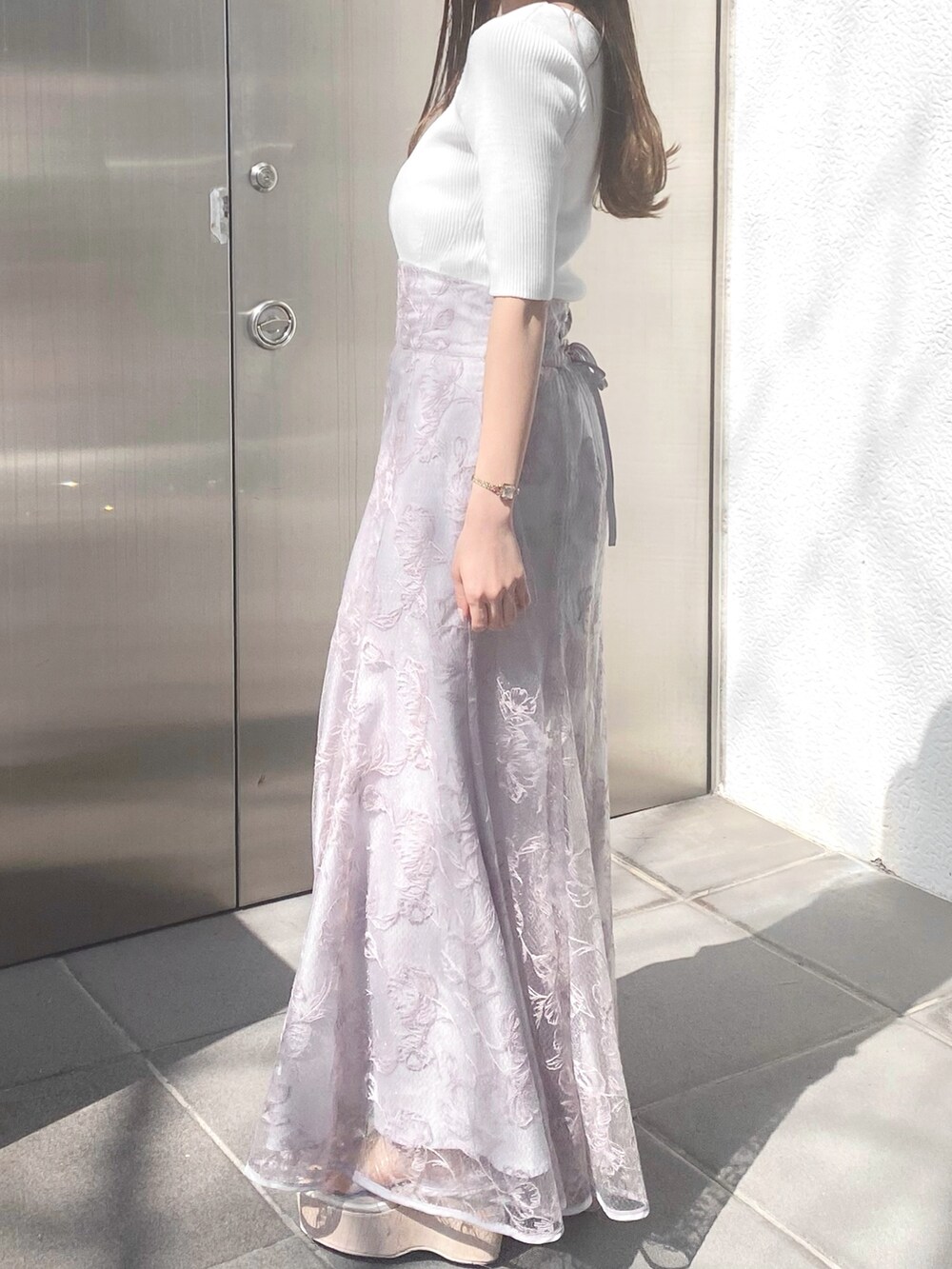 ホワイト系のニット/セーター、パープル系のスカート、その他のサンダルを着用したレディースの春コーディネートの3枚目の写真