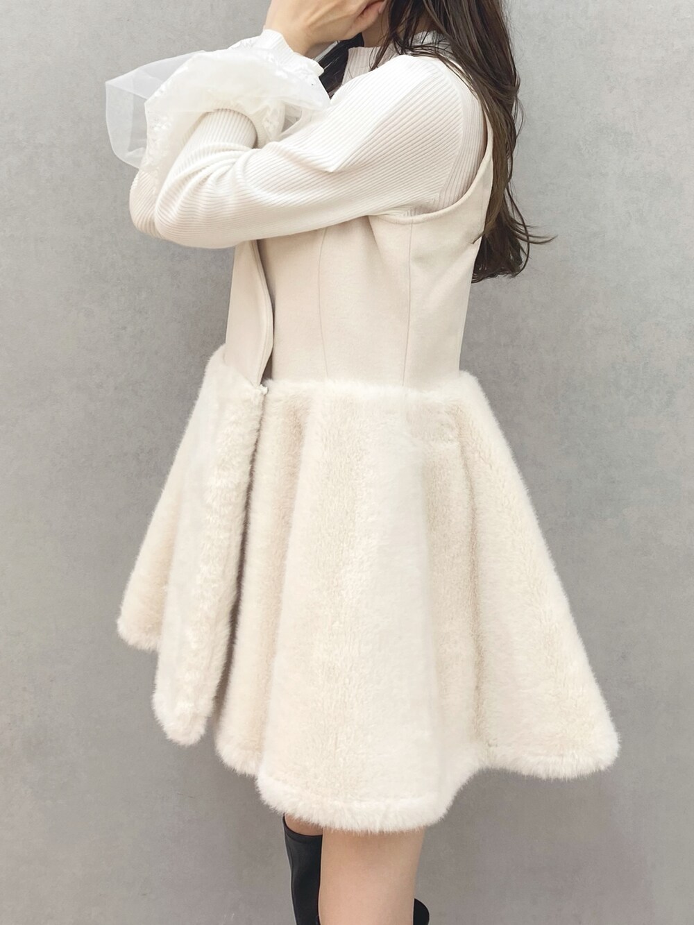 ブラック系のブーツ、ホワイト系のワンピース、ホワイト系のニット/セーターを着用したレディースの秋コーディネートの6枚目の写真