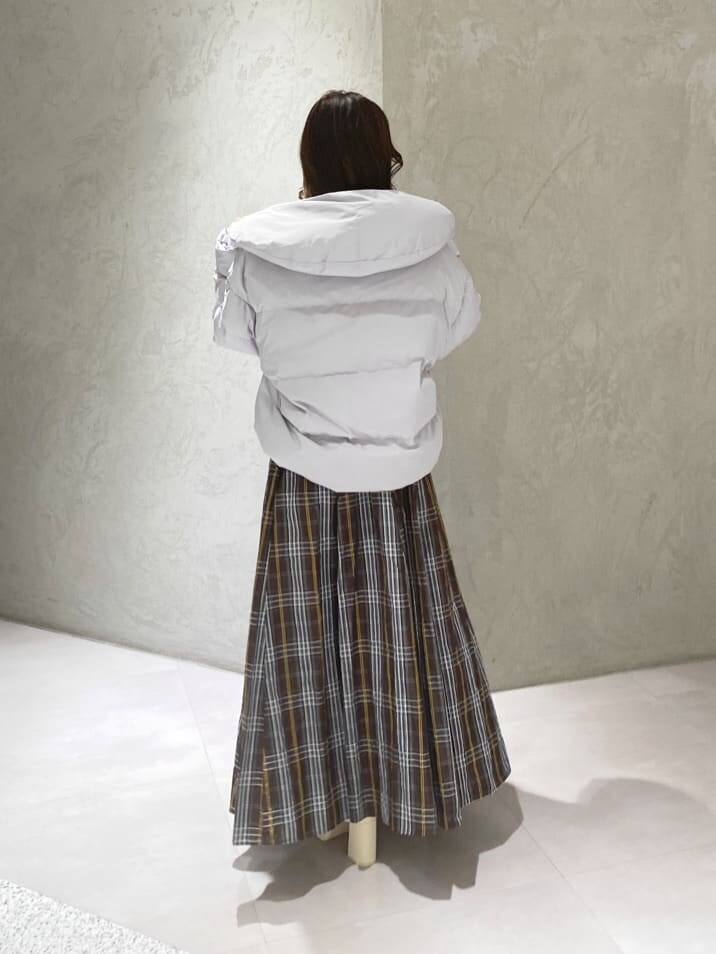 ブルー系のダウンジャケット/コート、ホワイト系のニット/セーター、ブルー系のダウンジャケット/コートを着用したレディースの秋コーディネートの8枚目の写真