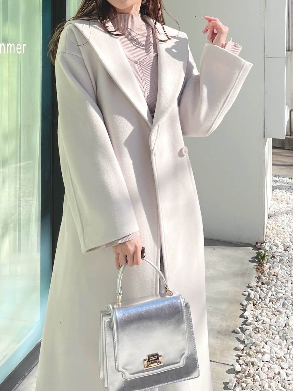 「マーキュリーデュオ(MERCURYDUO)、マーキュリーデュオ、冬コーデ、お出かけコーデ、大人かわいい、冬ファッション、淡色コーデ、着回しコーデ、コート、ロングコート、花柄ワンピース、オトナ女子、デニムコーデ」｜「MERCURYDUOのフラワードッキングロングスリーブワンピース（ワンピース、ベージュ系）」を使った、nayuuさん（レディース・150cm）の冬コーディネートの5枚目の写真