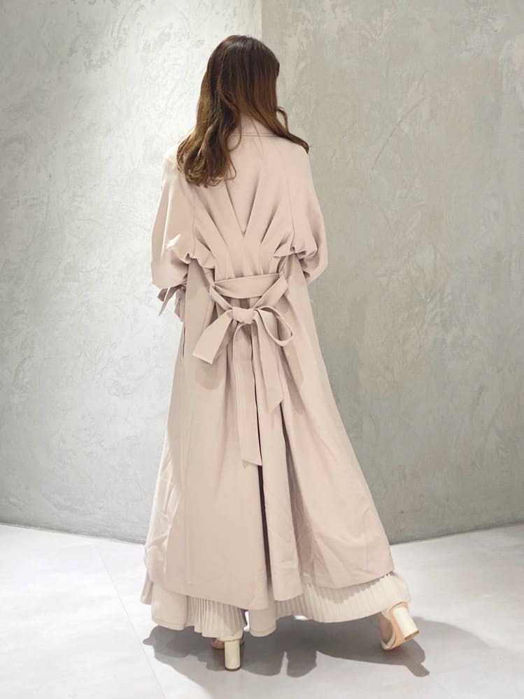 ピンク系のトレンチコートを着用したレディースの冬コーディネートの7枚目の写真