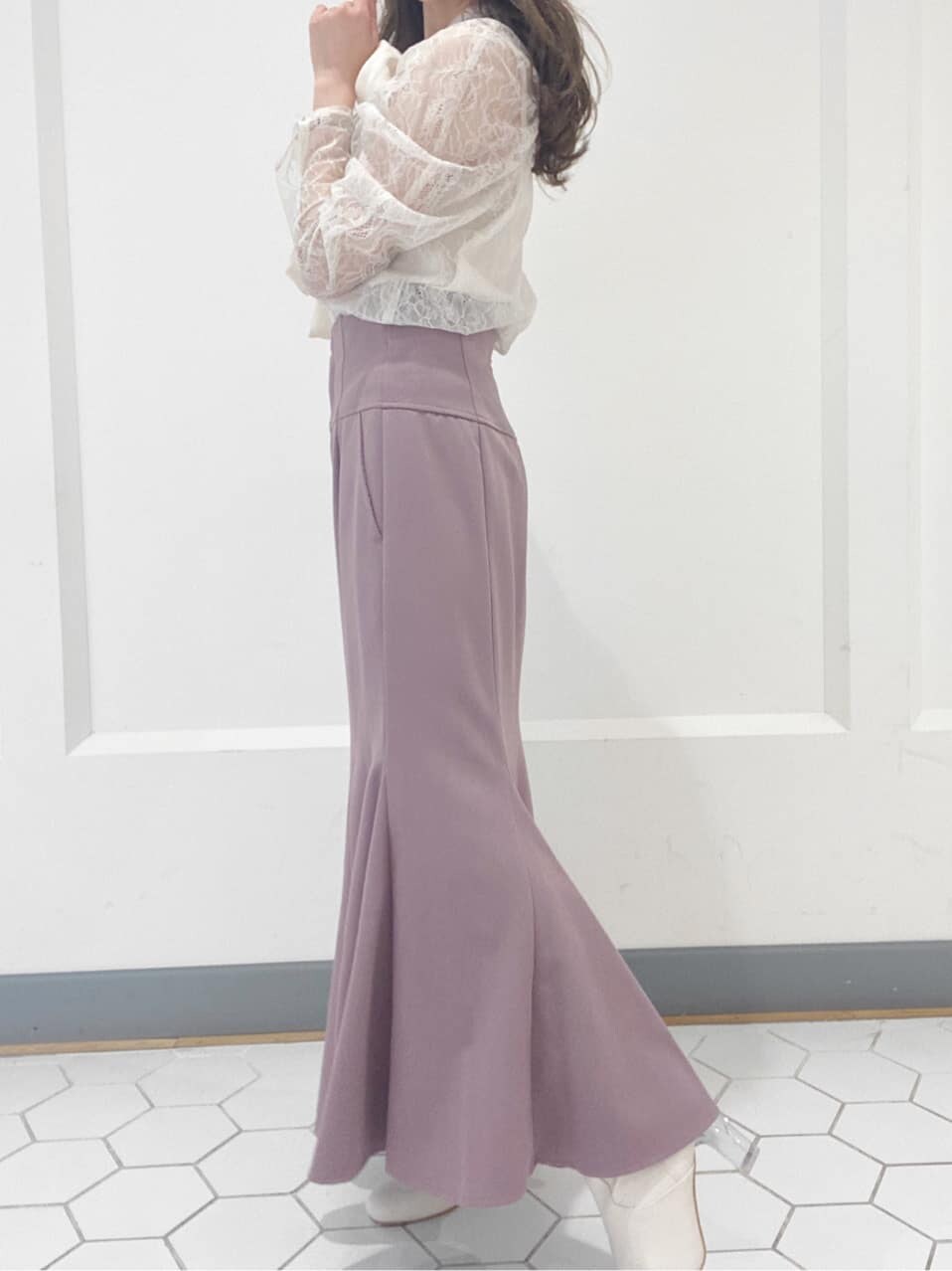 ピンク系のスカート、ホワイト系のシャツ/ブラウスを着用したレディースの冬コーディネートの7枚目の写真