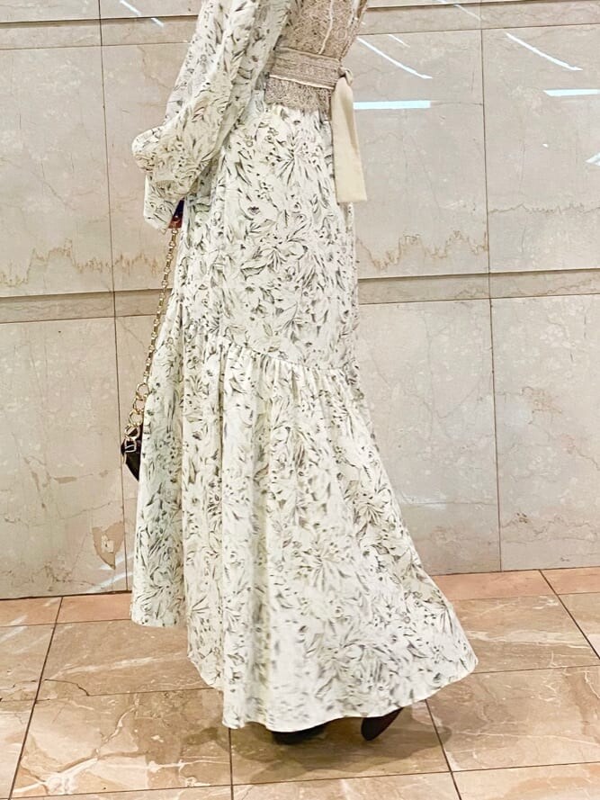 ブラウン系のその他シューズ、ホワイト系のワンピースを着用したレディースの秋コーディネートの6枚目の写真